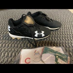 Under Armour baseball cleats sz 3.5